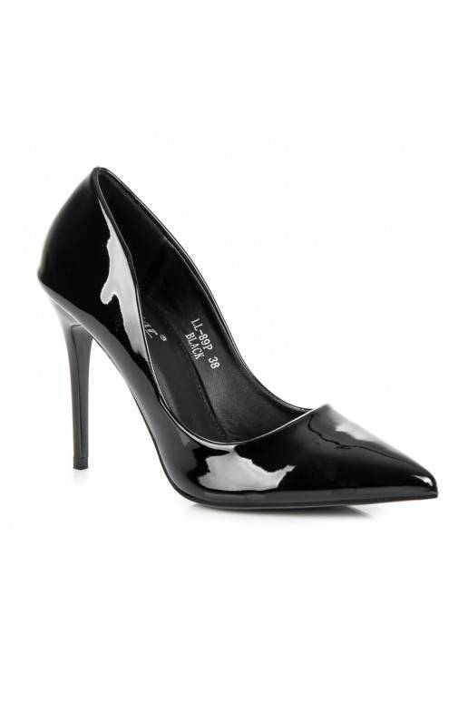 Sapatos pretos de salto alto envernizados