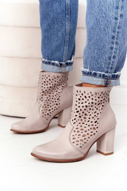 com elementos perfurados em couro natural Botins com salto Requintado 1219 cor cappuccino
