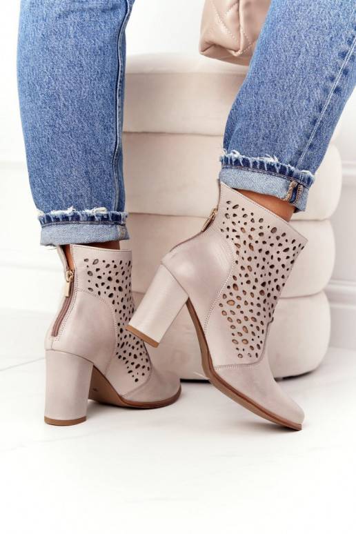 com elementos perfurados em couro natural Botins com salto Requintado 1219 cor cappuccino