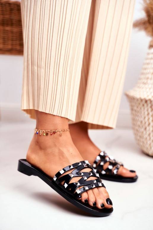 Chinelos de borracha preta com rebites