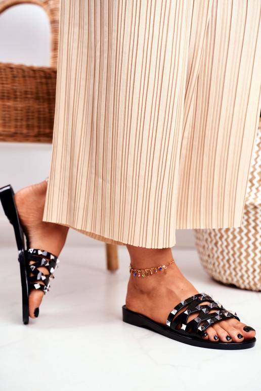 Chinelos de borracha preta com rebites