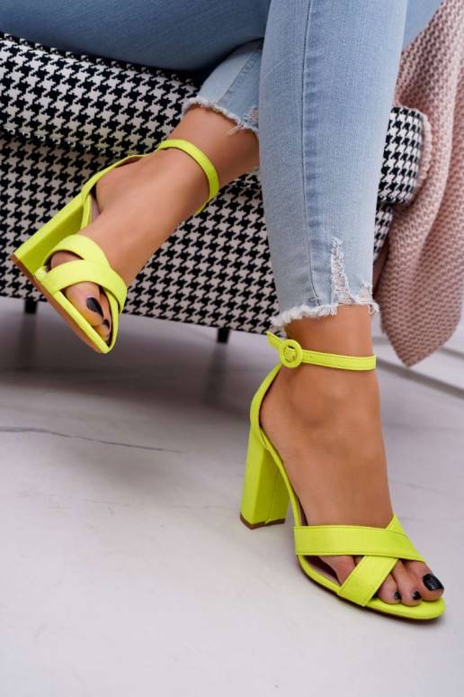 Sandálias femininas de camurça de salto alto na cor amarelo neon