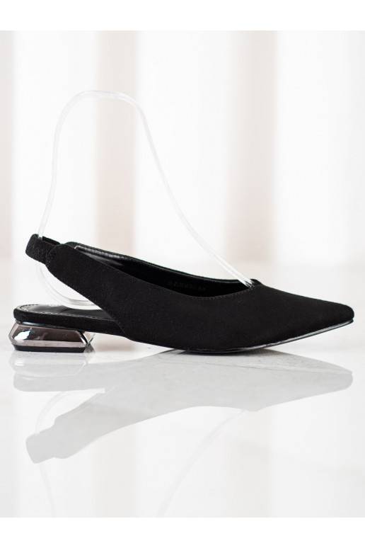 Botas pretas de um modelo marcante Botas pretas de um modelo marcante