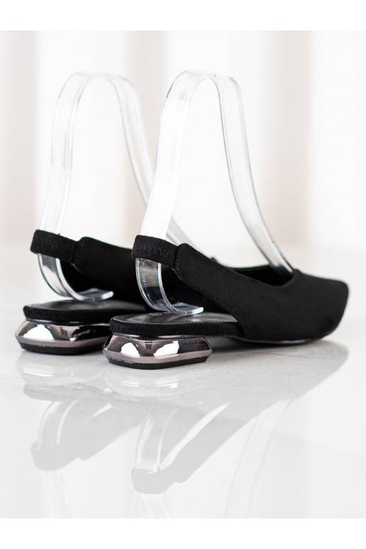 Botas pretas de um modelo marcante