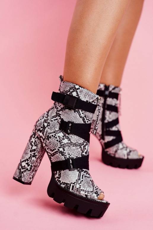 Botas com salto alto imitando pele de... Botas com salto alto imitando pele de...