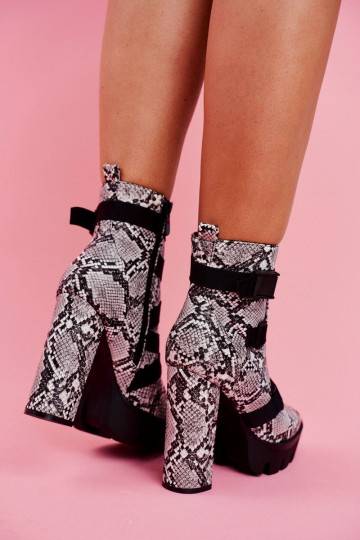 Botas com salto alto... 2