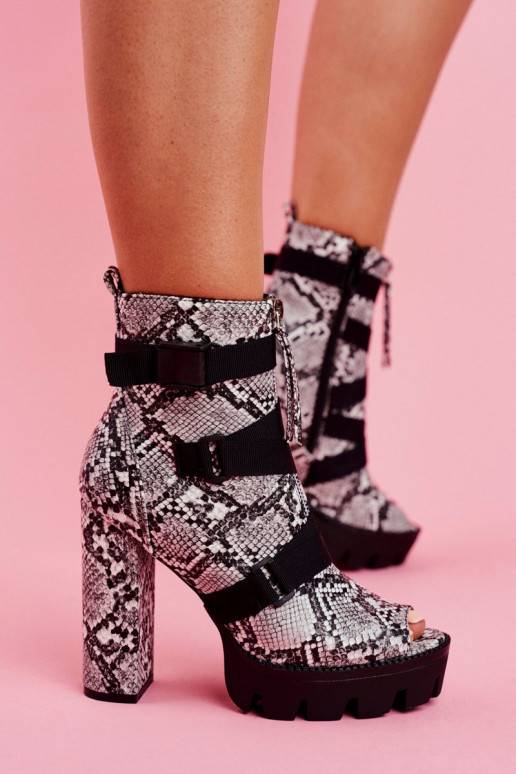 Botas com salto alto imitando pele de cobra