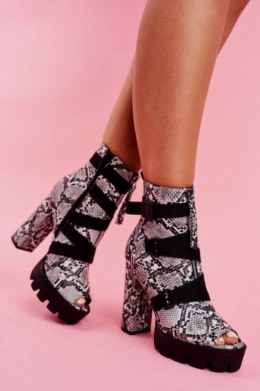 Botas com salto alto imitando pele de cobra