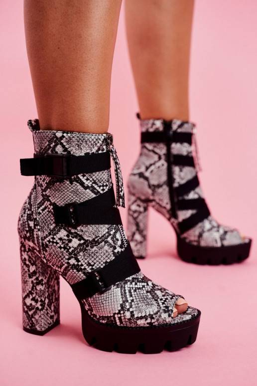 Botas com salto alto imitando pele de cobra