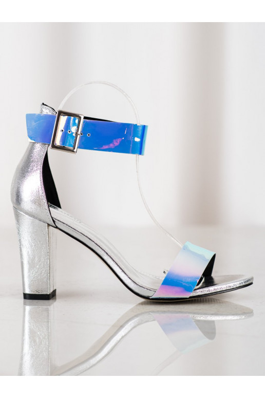 Sandália de salto alto com detalhes...