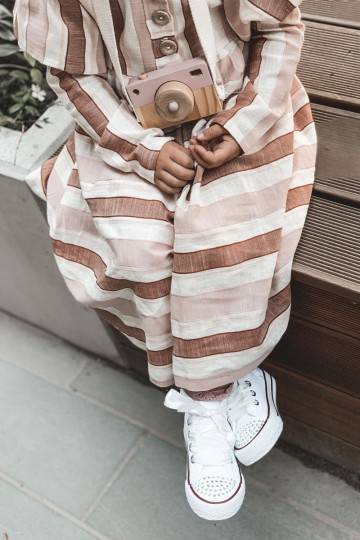 Tênis infantil com sola na cor branca com ilhós de zircão