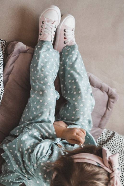 Tênis infantil do modelo clássico,... Tênis infantil do modelo clássico,...