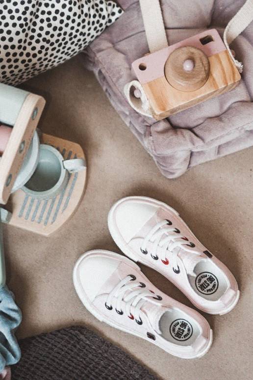 Tênis infantil do modelo clássico,... Tênis infantil do modelo clássico,...