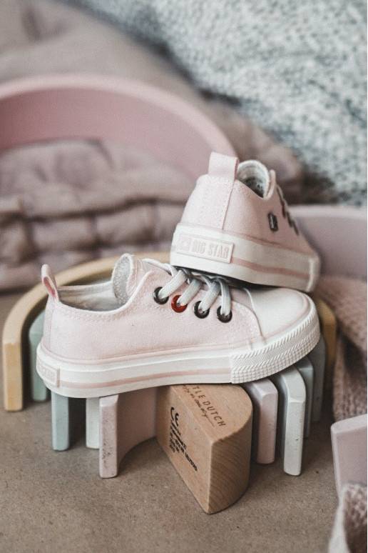 Tênis infantil do modelo clássico,... Tênis infantil do modelo clássico,...