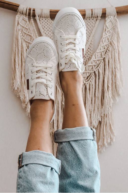 Tênis branco com motivos de renda Tênis branco com motivos de renda
