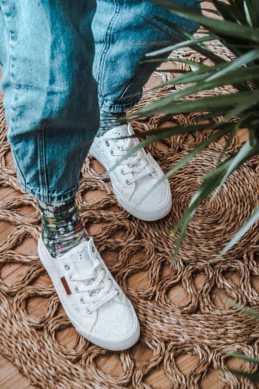 Tênis branco com motivos de renda Tênis branco com motivos de renda