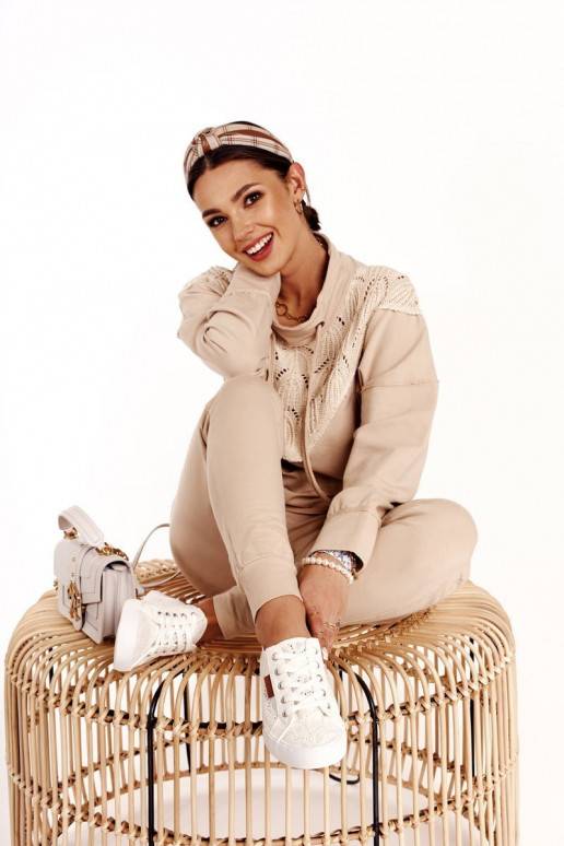 Tênis branco com motivos de renda Tênis branco com motivos de renda