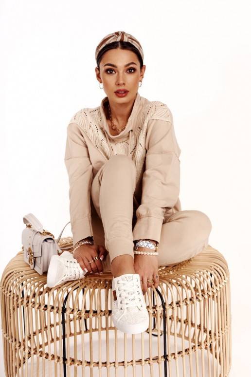 Tênis branco com motivos de renda Tênis branco com motivos de renda