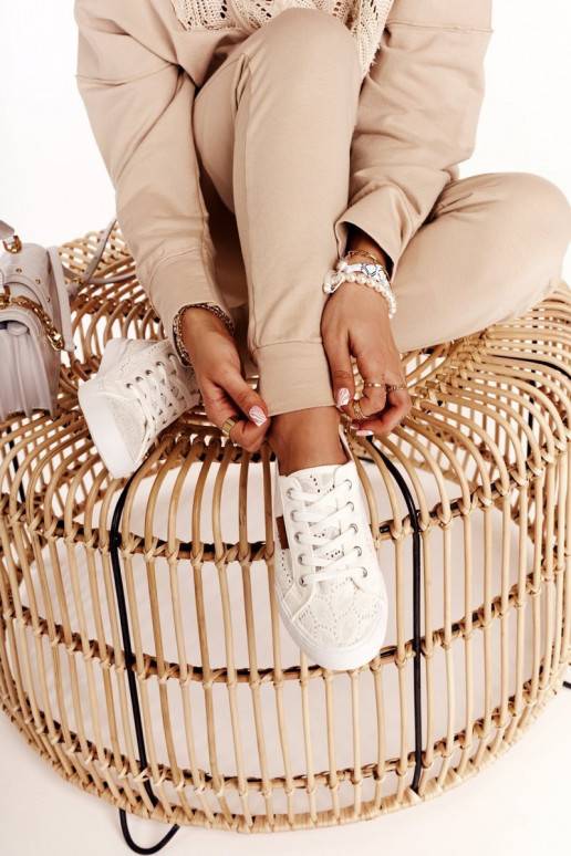 Tênis branco com motivos de renda Tênis branco com motivos de renda