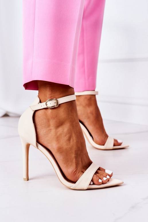 Sandália de estilo elegante com salto... Sandália de estilo elegante com salto...