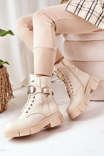 Botas aquecidas com fivelas douradas em bege