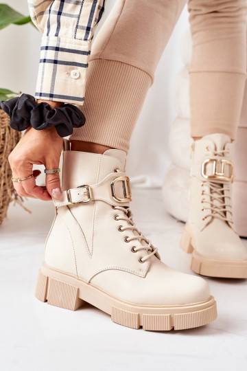 Botas aquecidas com fivelas douradas em bege 2
