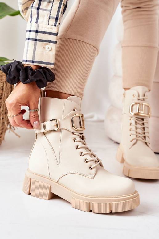 Botas aquecidas com fivelas douradas em bege