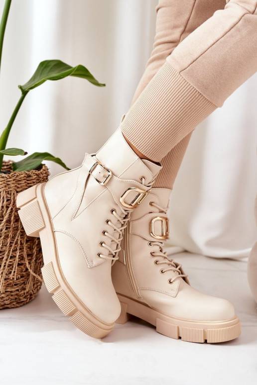 Botas aquecidas com fivelas douradas em bege