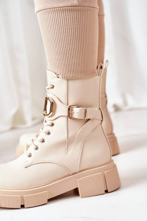 Botas aquecidas com fivelas douradas em bege
