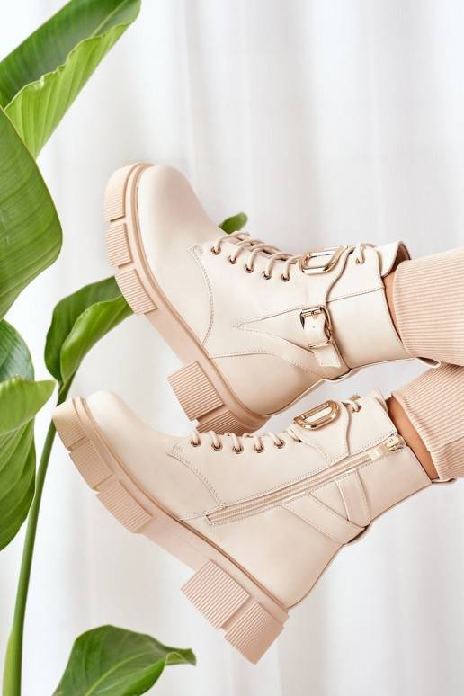 Botas aquecidas com fivelas douradas em bege