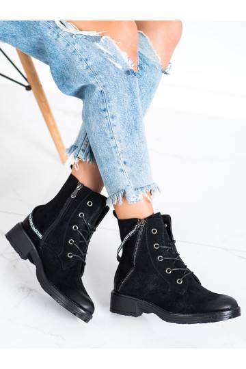 Botas com salto decorado...