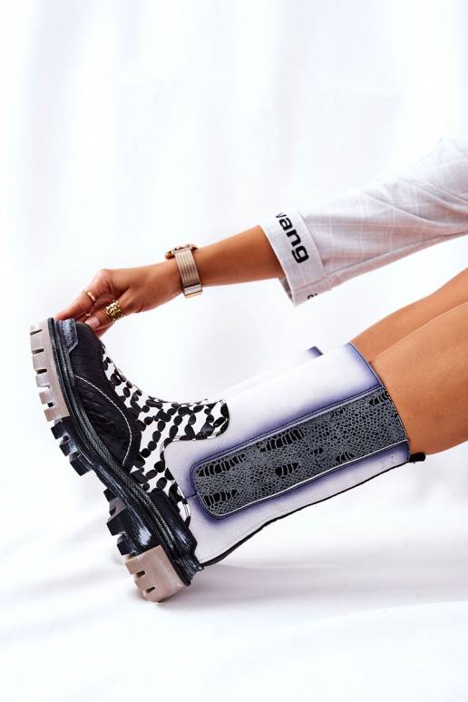 Botas elegantes pretas e brancas