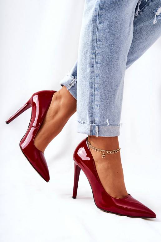 Sapatos de salto alto com bico fino... Sapatos de salto alto com bico fino...