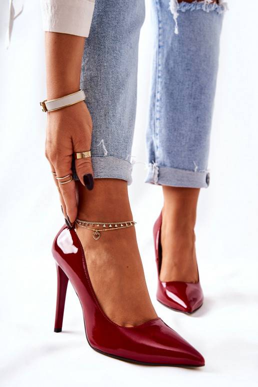 Sapatos de salto alto com bico fino... Sapatos de salto alto com bico fino...