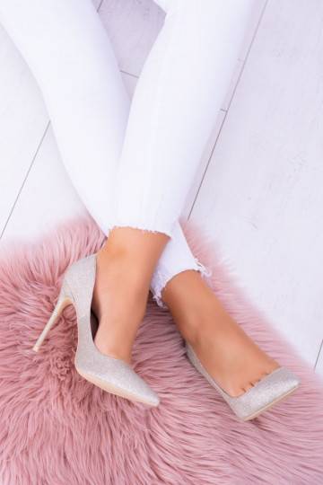 Sapatos brilhantes de salto...