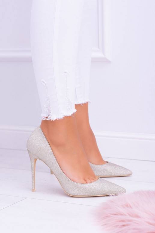 Sapatos brilhantes de salto alto na...