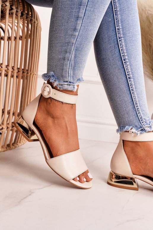 Sandálias femininas com salto dourado... Sandálias femininas com salto dourado...