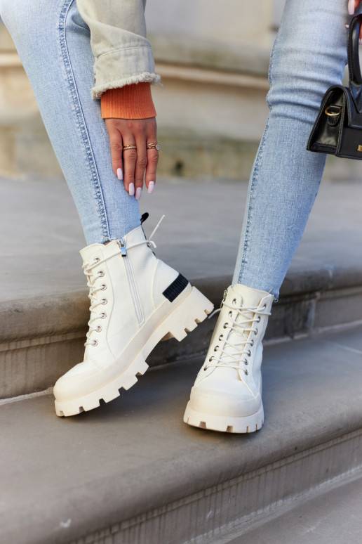 Botins femininos na cor marfim Larina