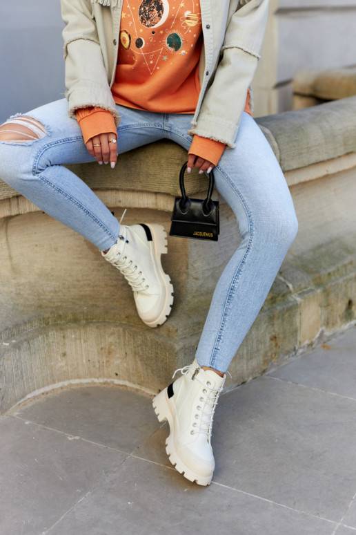 Botins femininos na cor marfim Larina