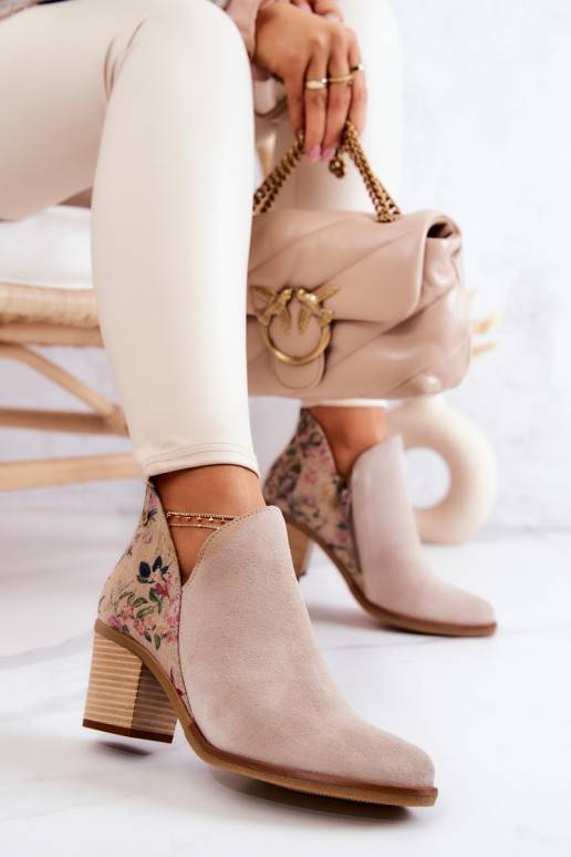 Botins femininos com salto em marfim Botins femininos com salto em marfim