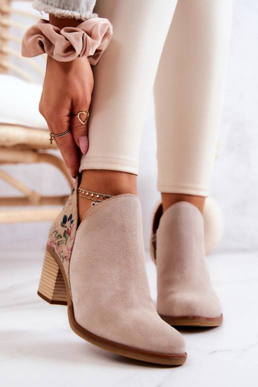 Botins femininos com salto em marfim