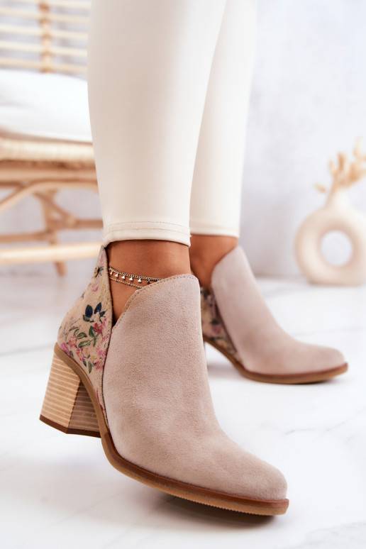 Botins femininos com salto em marfim Botins femininos com salto em marfim