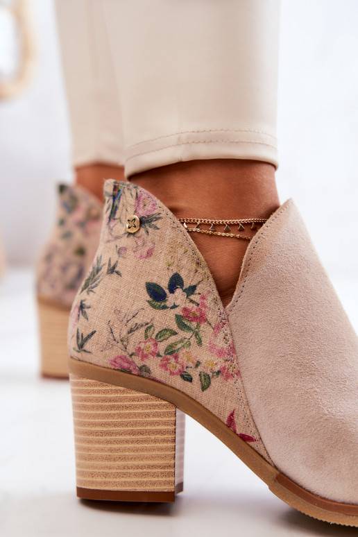 Botins femininos com salto em marfim Botins femininos com salto em marfim