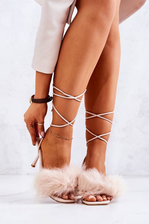 Sandálias com salto fino e pele Nude...