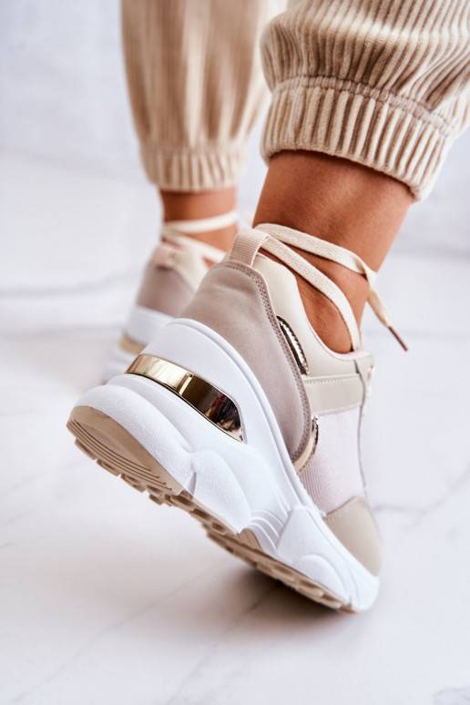 Calçado desportivo brilhante com... Calçado desportivo brilhante com...