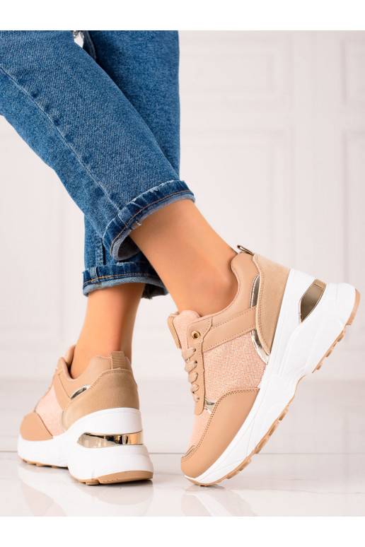 Modelo de tênis elegantemente... Modelo de tênis elegantemente...