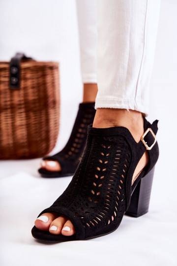 Botas femininas com motivos recortados na cor preta Beyond Us 2