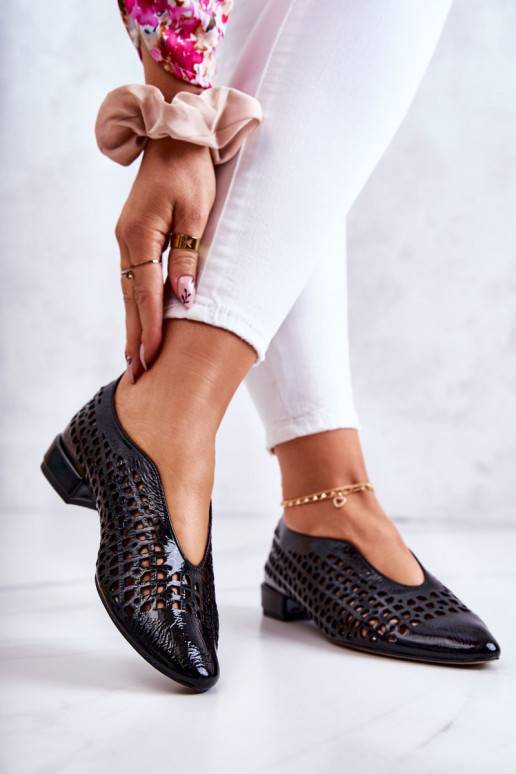 Sapatos de estilo elegante com elementos perfurados na cor preta Ismena
