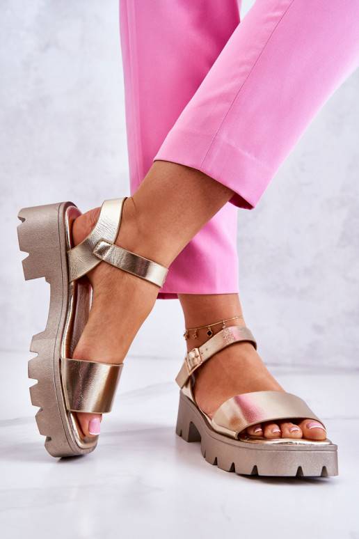 Sandálias femininas com salto na cor... Sandálias femininas com salto na cor...