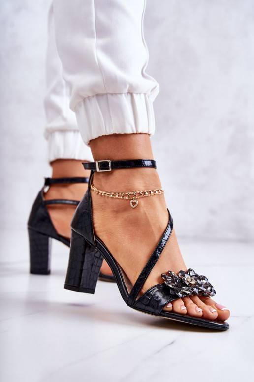 Sandálias femininas com detalhes... Sandálias femininas com detalhes...